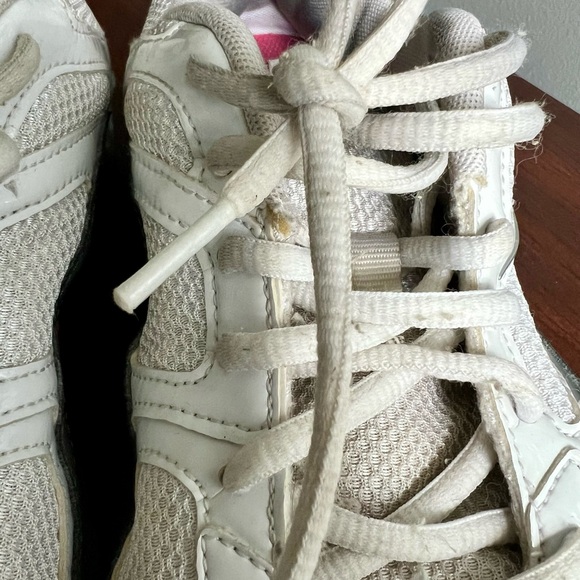 Nike | white Reax Run 5 athletic shoes - 9.5 - Picture 5 of 10